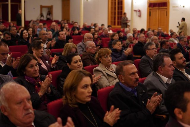 Público en la exposición de Lomelí y los comentaristas teatro fernan