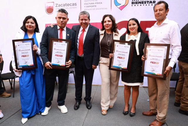 Los atletas premiados, con el gobernador y su esposa todoos y todas