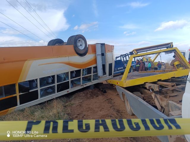 Fotos de Protección Civil transporte volcado