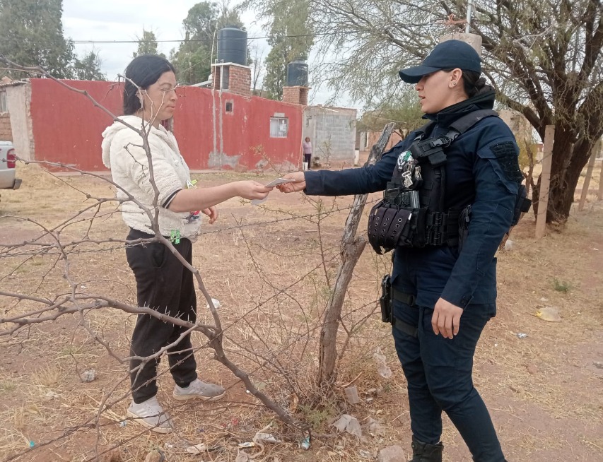 Una policía entrega información impresa a mujer de Trancoso tripticos