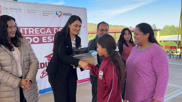 Entrega por parte de la secretaria de Desarrollo Social zapatos escolares