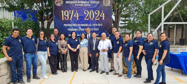 Angélica Colín, así como docentes de la Prepa, en la conmemoración de los 50 años del plantel Prepa Valparaíso