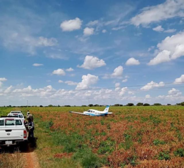 Aterrizaje forzoso de la aeronave en una zona de cultivo escuela de aviacion
