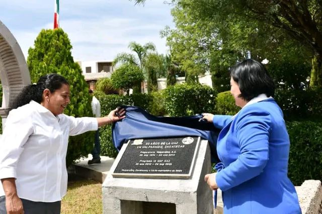La develación de la placa conmemorativa la placa
