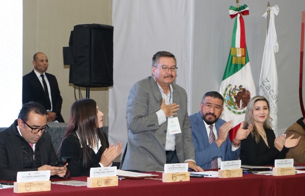 De pie, el secretario de Salud WhatsApp Image 2025 01 22 at 2.16.59 PM