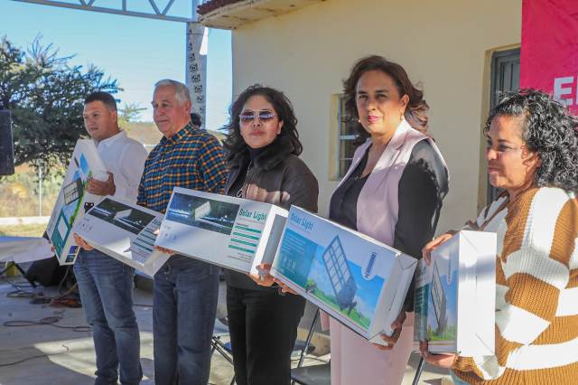 Al centro, Sara Hernández de Monreal WhatsApp Image 2025 01 23 at 3.22.51 PM