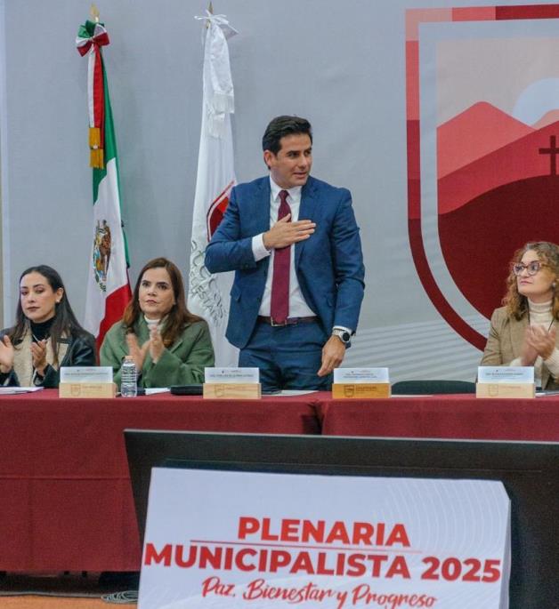 De pie, Luis de la Peña, titular de la SOP WhatsApp Image 2025 01 24 at 2.58.33 PM