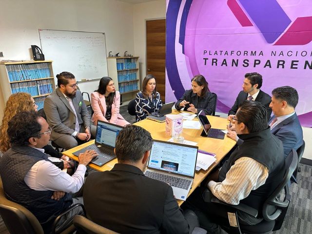 La comisionada Julieta del Río con el equipo de la Dirección de Tecnologías equpo de trabajo