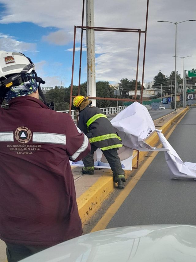 Retiro de espectacular (fotos de Protección Civil) espectaculares caidos