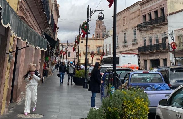 Con fuertes rachas de viento y temperaturas gélidas en Zacatecas frio airte Zacatecas
