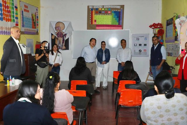 Mario Delgado y María del Carmen Salinas en recorrido por varios planteles recorrido planteles