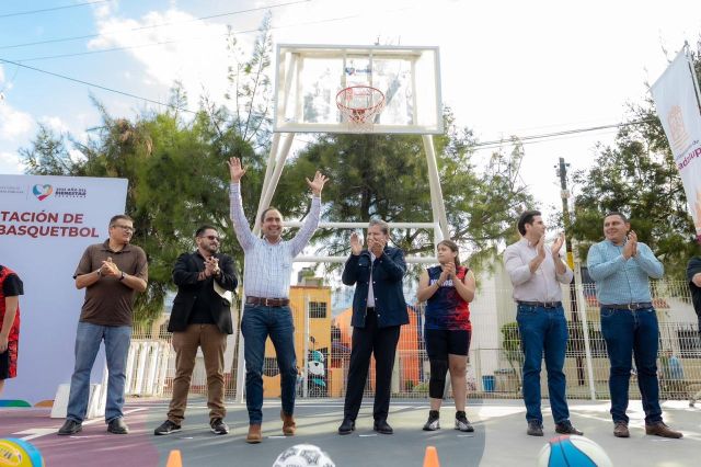 El gobernador David Monrealo y el presidente municipal Pepe Saldívar en la entrega de la cancha Alcalde y gober
