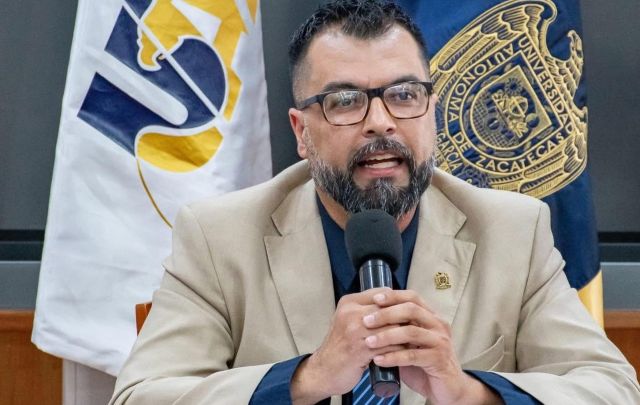 El secretario general en funciones, de la UAZ, Armando Flores de la Torre, condujo la sesión del Consejo Universitario Juan Armando Flores