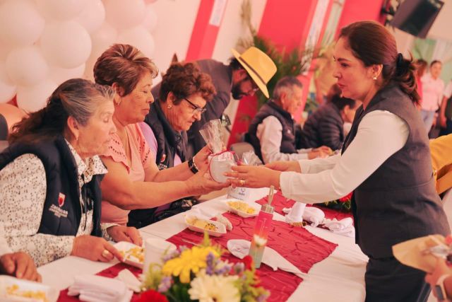 Entregó presentes a mamás adultas mayores Sara Hdez de M copy