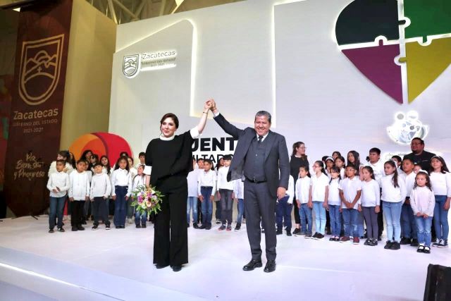 En el encuentro, la presidenta de SEDIF y el mandatario estatal Sara y David copy