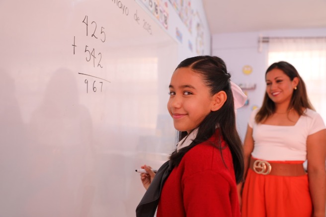 La estudiante de primaria y su maestra WhatsApp Image 2025 05 15 at 1.07.50 PM