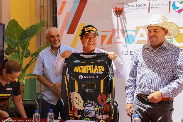 Al centro, el secretario de Turismo WhatsApp Image 2025 06 13 at 2.42.41 PM