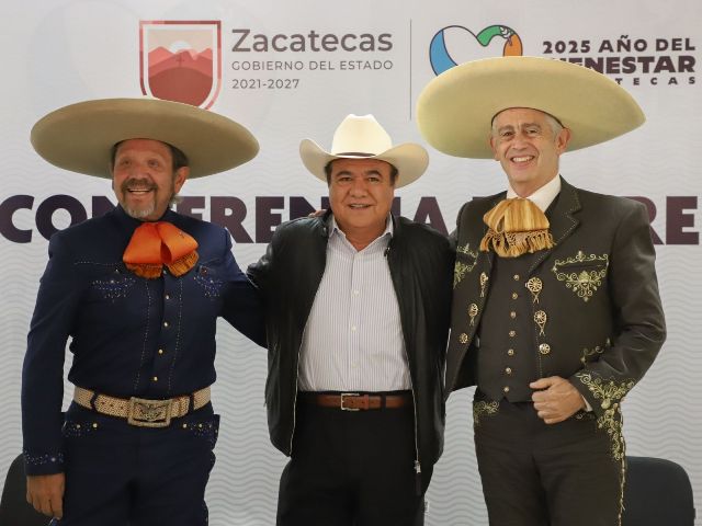 Al centro, Le Roy Barragán WhatsApp Image 2025 06 26 at 1.53.51 PM