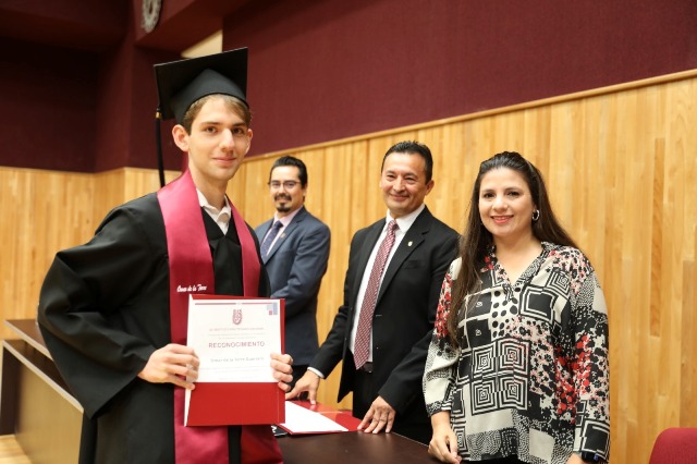 Uno de los graduados WhatsApp Image 2025 07 10 at 2.47.15 PM