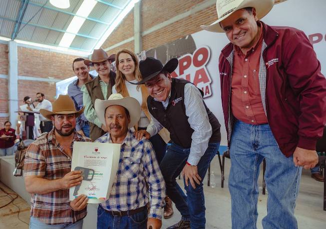 Se ofertaron insumos, maquinaria, equipamiento y tractores nuevos WhatsApp Image 2025 07 19 at 5.08.50 PM 1