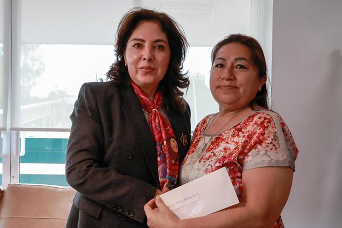 La titular del Sistema Estatal y una de las beneficiarias WhatsApp Image 2025 07 21 at 4.14.37 PM