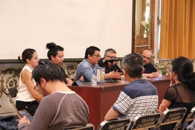 El autor y los comentaristas en el foyer del teatro Calderón al microfono