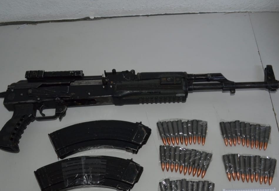 Foto archivo fusil y cartuchos armas prohibidas