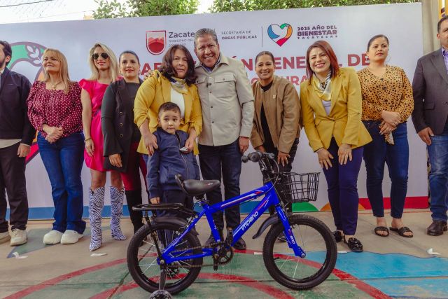 El gobernador con directivas, la secretaria de Educación y legisladores en el acto bicis niez nn