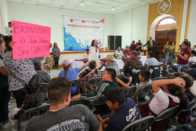 La presidenta honorífica de SEDIF, Sara Hernández de Monreal, en su encuentro con beneficiarios bienvenida sara