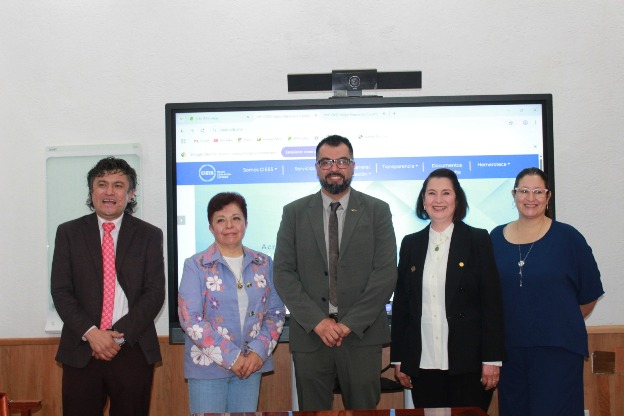 Al centro, el rector interino de la UAZ biol