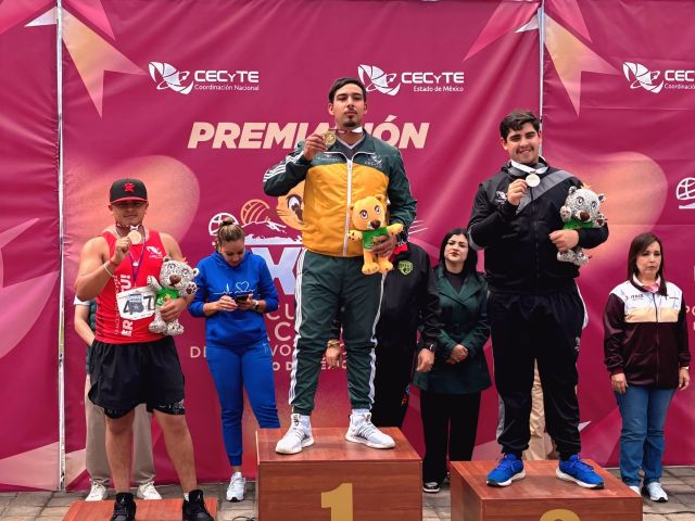 Estudiantes del Cecitez en las premiaciones bronces