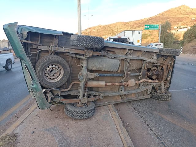 Una de las camionetas tras el impacto se volcó choque y volcadura