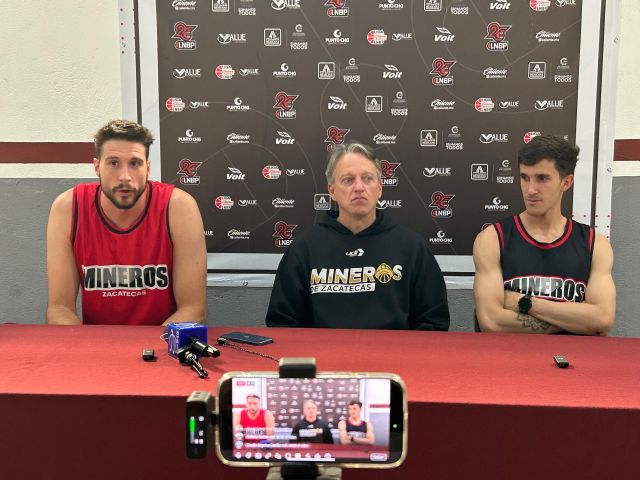 Facundo Müller, coach, Joaquín "El Maguito" Valinotti y Víctor Arteaga coach