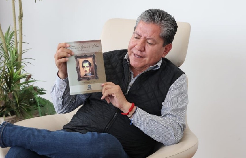 El gobernador David Monreal muestra el volumen escrito por su hermano Ricardo david monreal aaaav