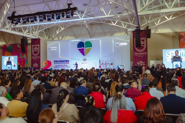 Concurrencia en el evento realizado en el Palacio de Convenciones de lejos