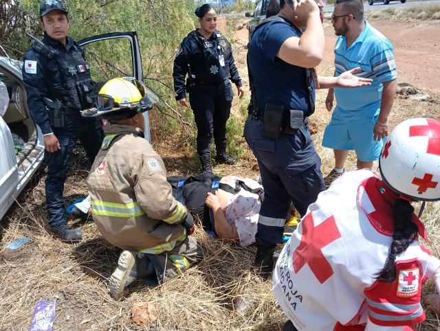 La conductora chocó contra un árbol (fotos Protección Civil) accidente 45