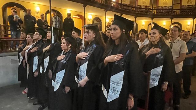 La nueva generación con el rector y académicos del campus egresados en Jerez