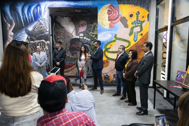 Realizadores, con el rector y personal directivo y docente de la Licenciatura mencionada el mural completo