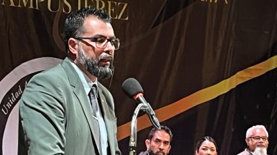 El rector Armando Flores al pronunciar su mensaje el rector a f r