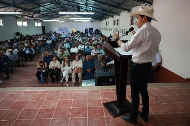 Rodrigo Reyes Mugüerza ante ejidatarios de Trancoso el secretario ejidatarios