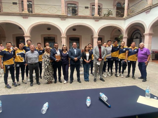 La ceremonia tuvo lugar en el patio del edificio central de la UAZ entregaderecon