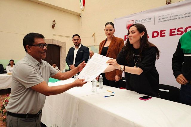 Entrega por Luz Eugenia Pérez Haro en compañía de la diputada local Susana Barragán y el alcalde Francisco Acosta escruturas