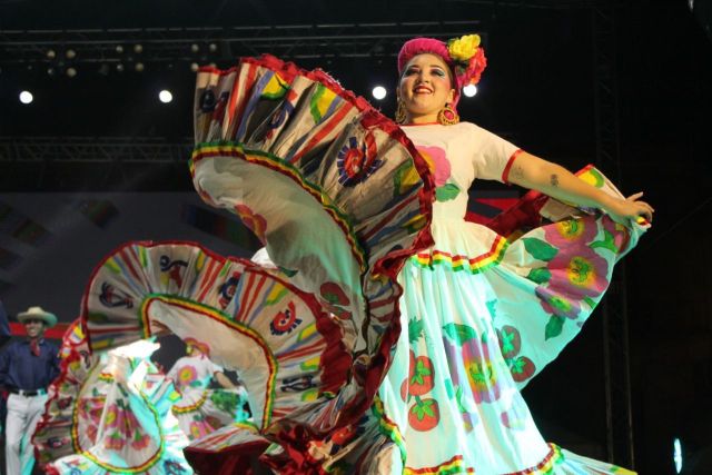 Estampas coloridas llenas de belleza nutren el Festival fusion de