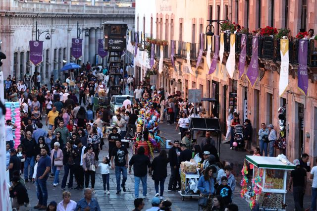 Zacatecanos y turistas disfrutaron del ambiente que impera en Zacatecas gente