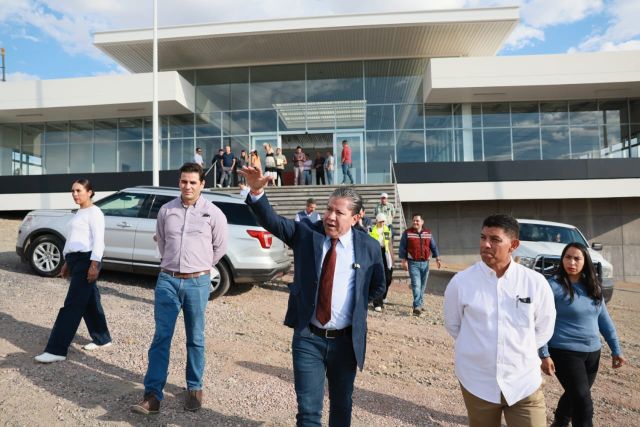 David Monreal y sus colaboradores en el recorrido de supervisión gimnacios
