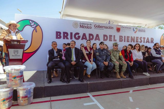 El gobernador en su mensaje a los brigadistas y pobladores de la colonia hablando David