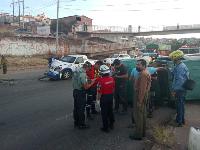 Personal de Protección Civil dieron atención a los lesionados en el lugar de los hechos implicados bomberos