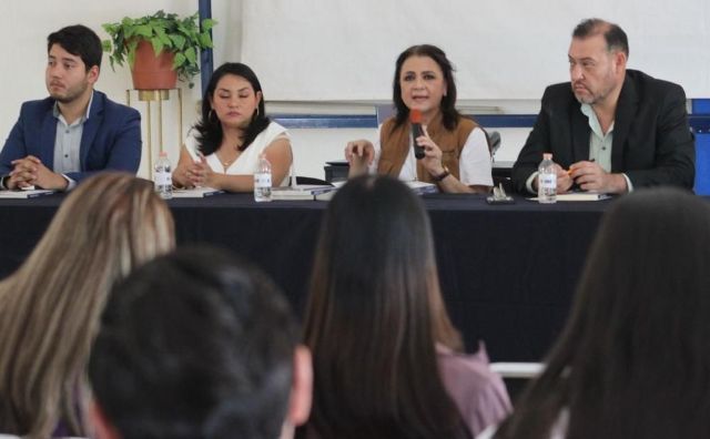 Julieta del Río en la presentación, acompañada por autoridades educativas julieta del rio Jalpa