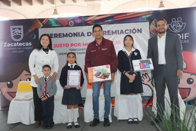 Autoridades de SEDIF con los pequeños triunfadores justo por mis derechos copy