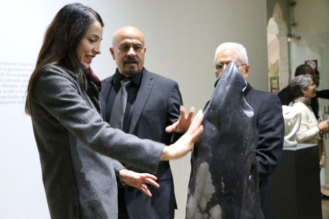 La directora del IZC y los artistas en la apertura de las exposiciones las esculturas